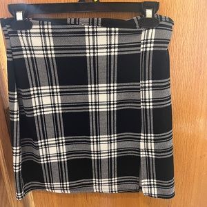 Windsor mini skirt with a slit size large